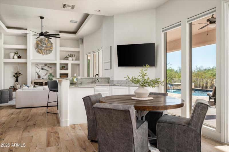 Breakfast Area and Wet Bar