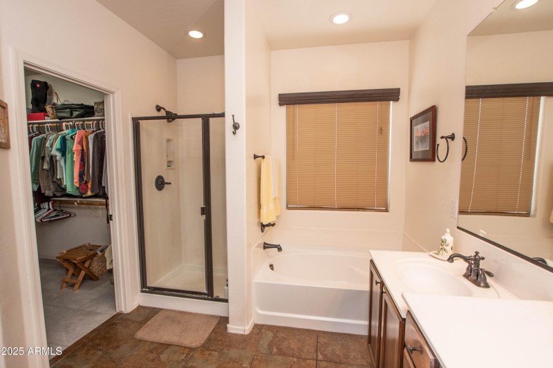 DUAL SINKS & LG WALK-IN CLOSET