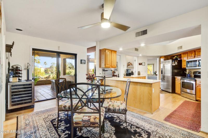 009_Casual Dining off the kitchen