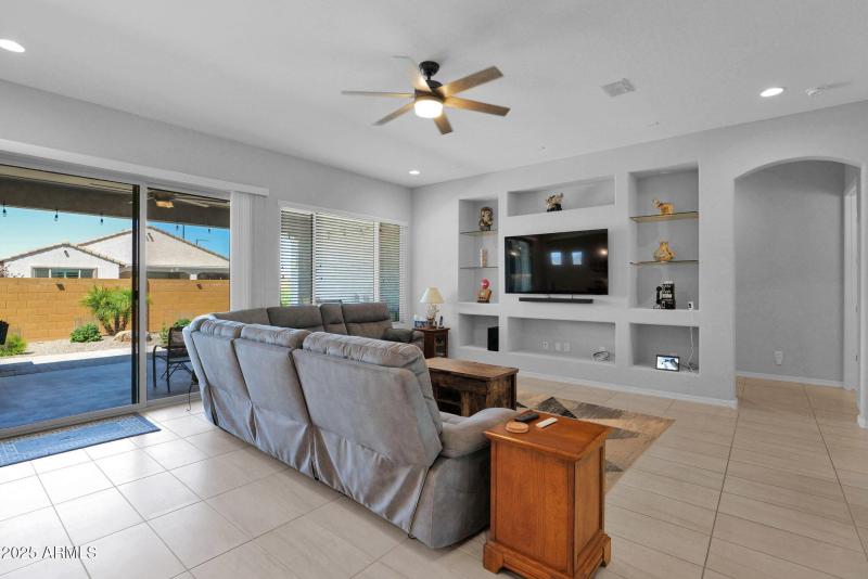 27667 Mohawk - 09Familyroom