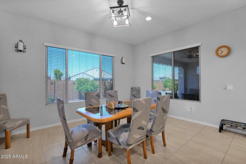 27667 Mohawk - 15Dining