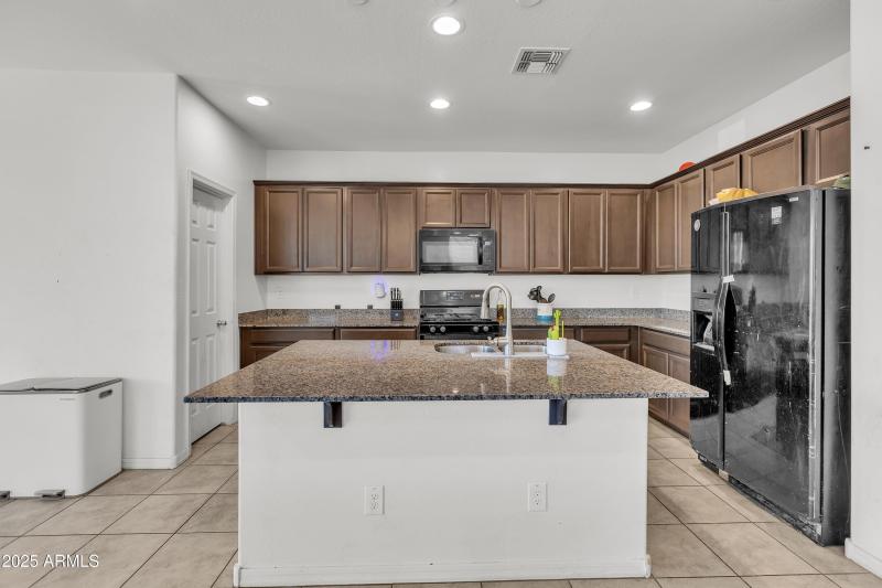 12375_W_Whyman_Ave10