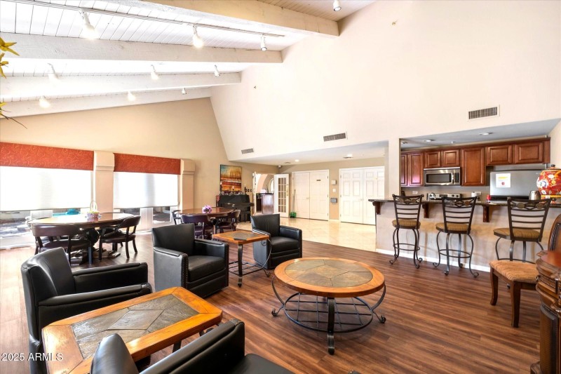 FULL KITCHEN COMMUNITY LOUNGE EAST SIDE