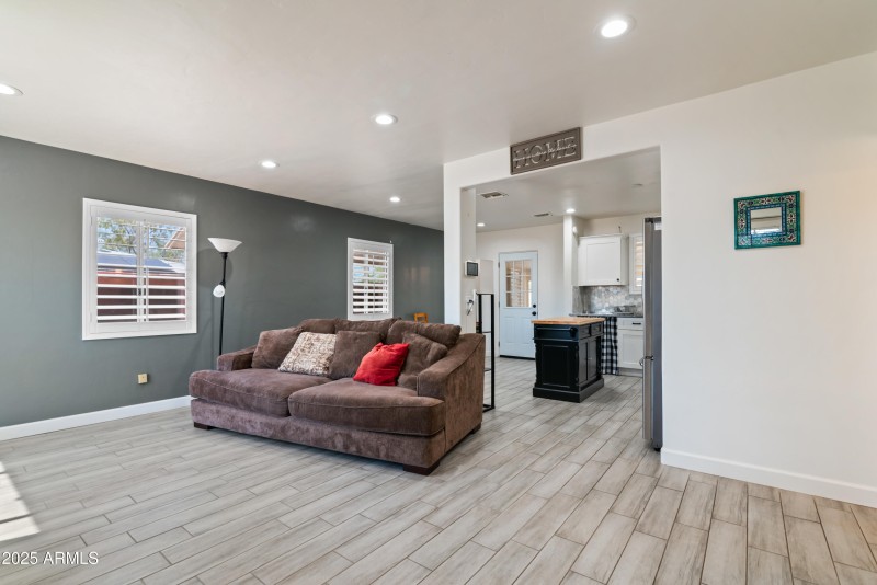 7_9520 n central ave-7