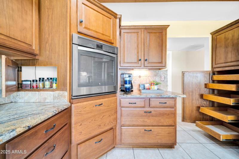 PANTRY WITH PULL OUTS