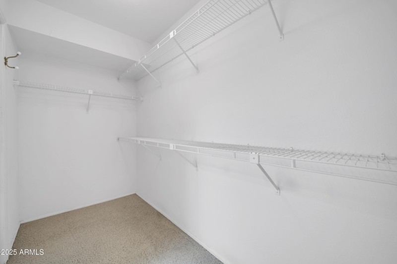 LARGE WALK-IN-CLOSET