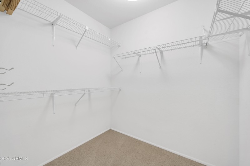 LARGE WALK-IN CLOSET