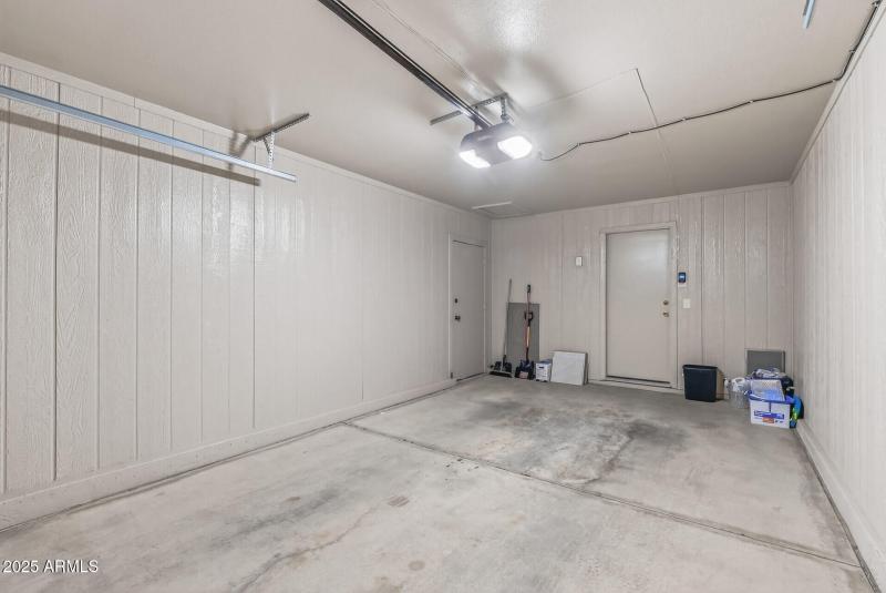 Garage w/access to home & patio