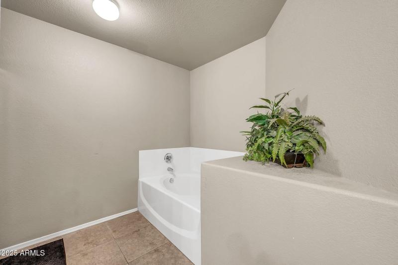 1147 E Harvest Rd-17