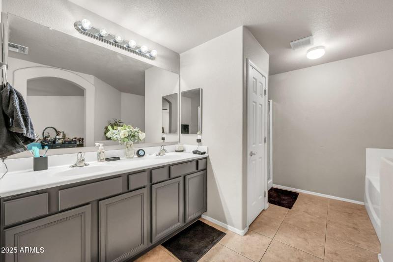 1147 E Harvest Rd-23