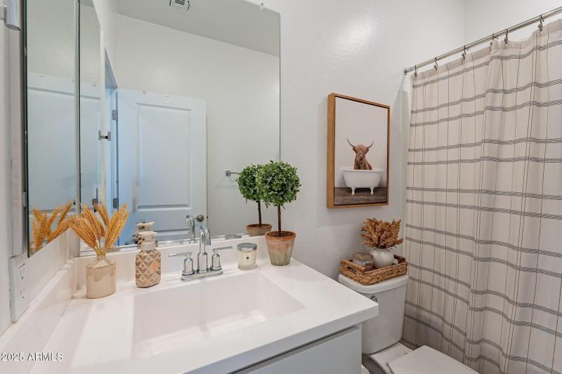 Upstairs Full Bathroom