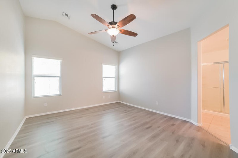 003-photo-main-bedroom-11858575