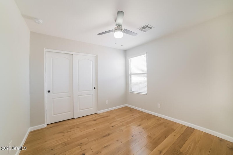 011-photo-bedroom-11858579