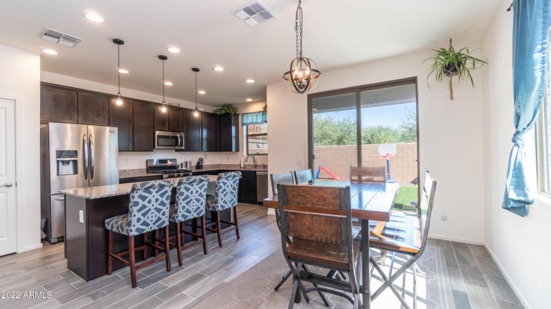 Kitchen : Dining area