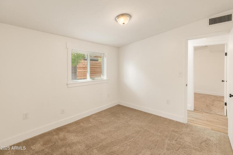 1407 E Mountain View Rd-10