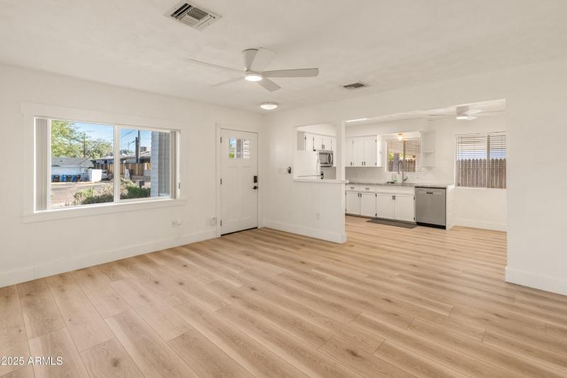 1407 E Mountain View Rd-12