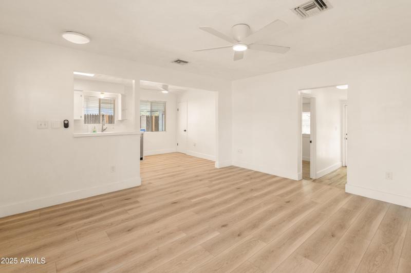 1407 E Mountain View Rd-14