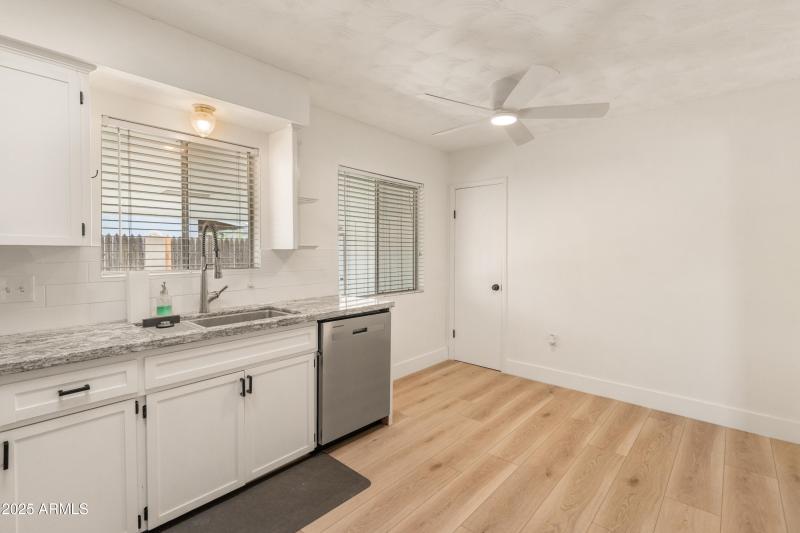 1407 E Mountain View Rd-22