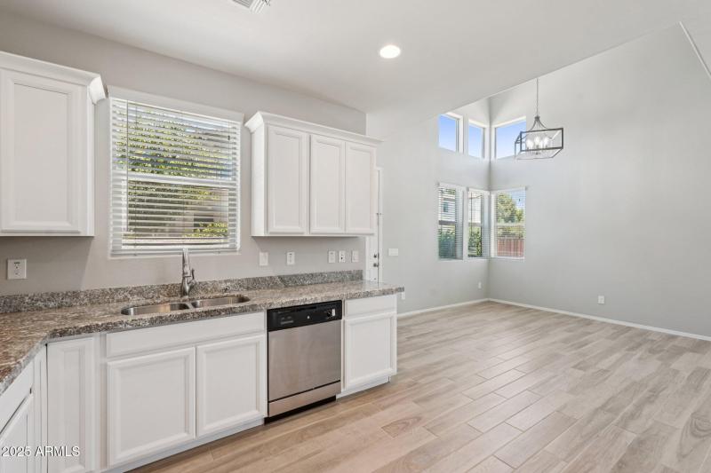 18-web-or-mls-W Encanto Blvd-2106-014