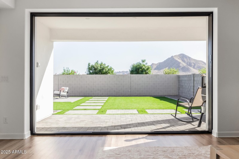 Pocket door w/ stunning mountain views!