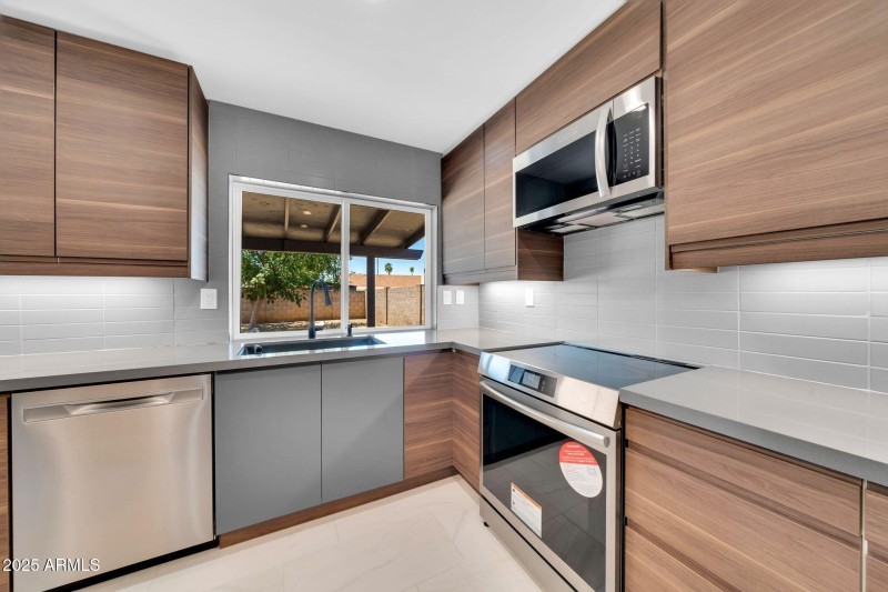 mls_8837 E Cortez St-17