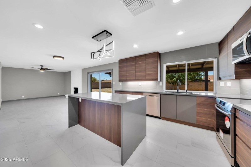 mls_8837 E Cortez St-18