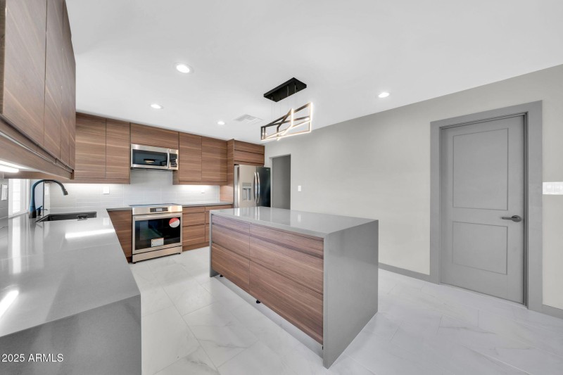 mls_8837 E Cortez St-19