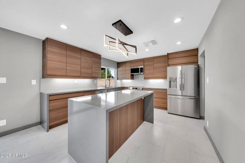 mls_8837 E Cortez St-20