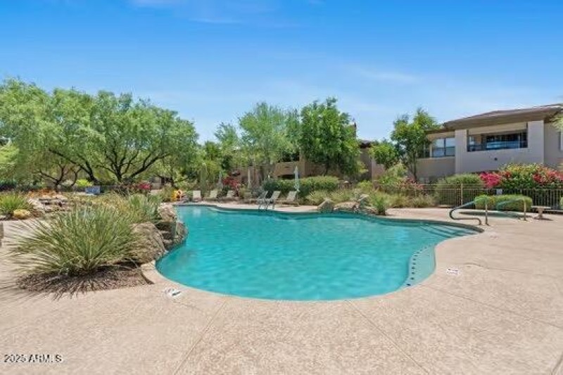 large-0197a805-ea66-70e1-8e4b-eade40d12e