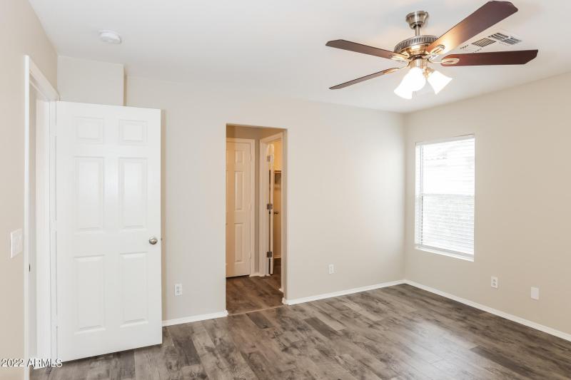 007-photo-main-bedroom-11516362