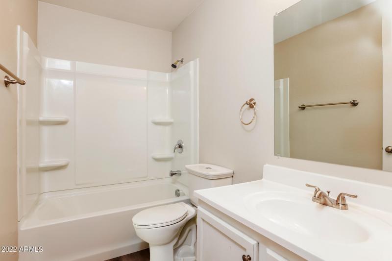 008-photo-main-bathroom-11516353