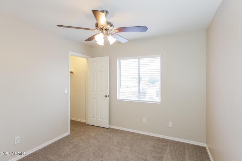 011-photo-bedroom-11516356