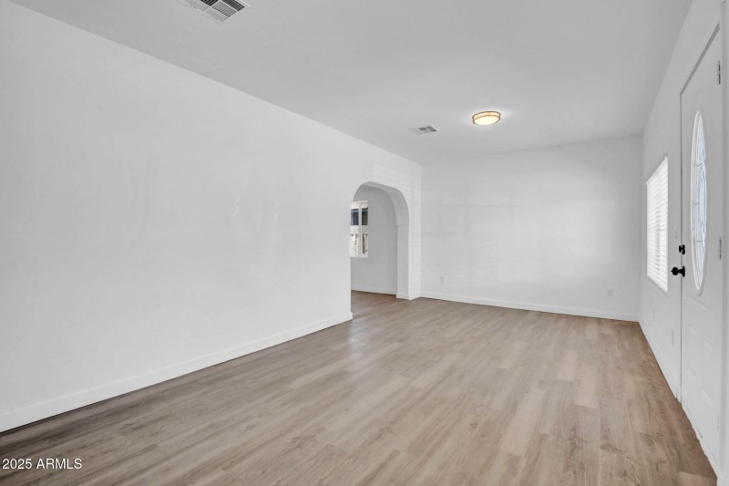 5-web-or-mls-538 S Macdonald-5