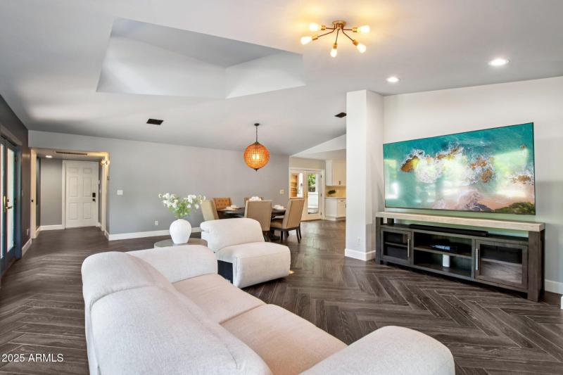 10-web-or-mls-N 15th Ave-L2706-008