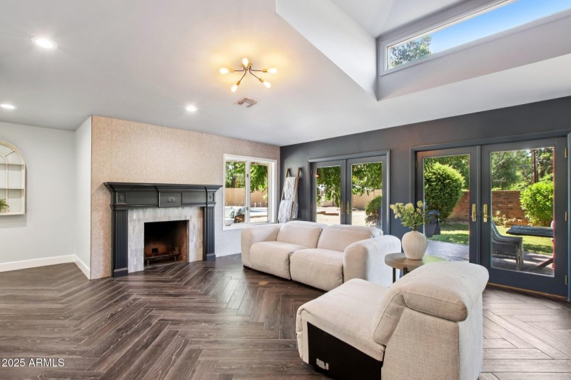 12-web-or-mls-N 15th Ave-L2706-010