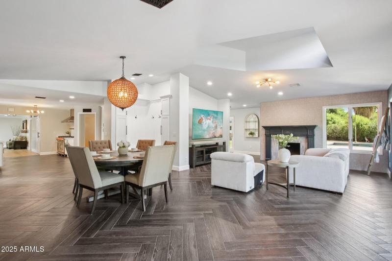 17-web-or-mls-N 15th Ave-L2706-015