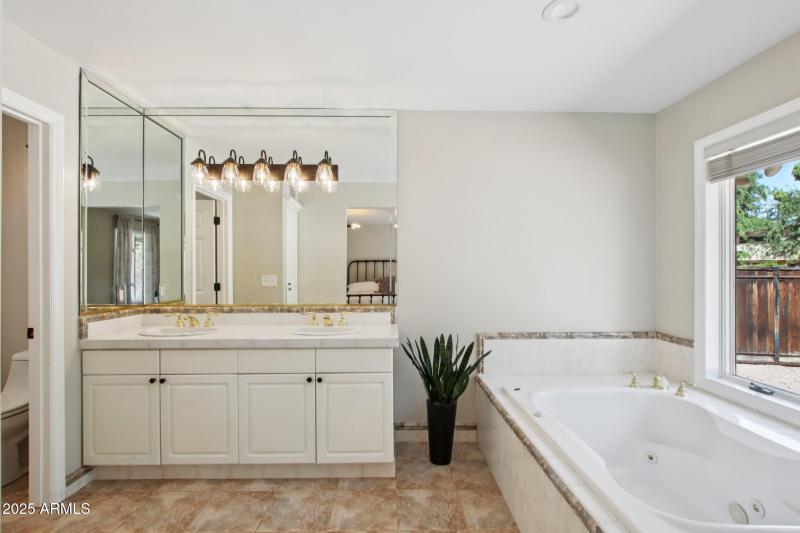 40-web-or-mls-N 15th Ave-L2706-038