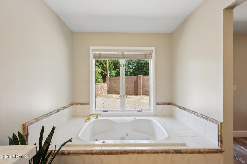 42-web-or-mls-N 15th Ave-L2706-040