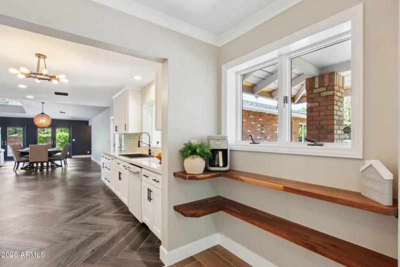 48-web-or-mls-N 15th Ave-L2706-046