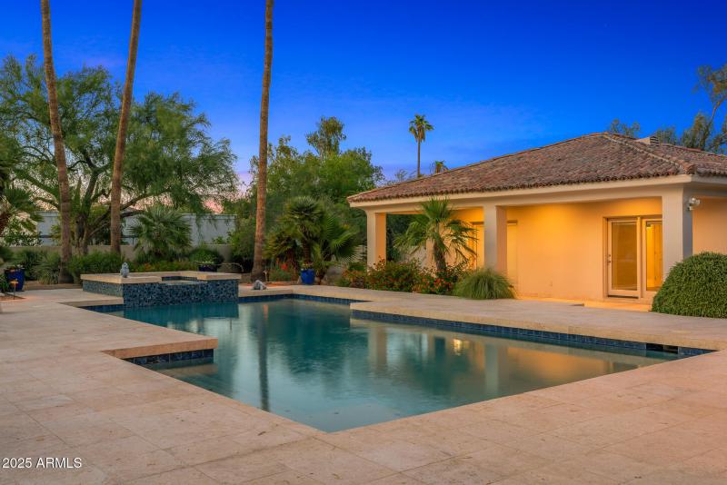 casita and pool lounge