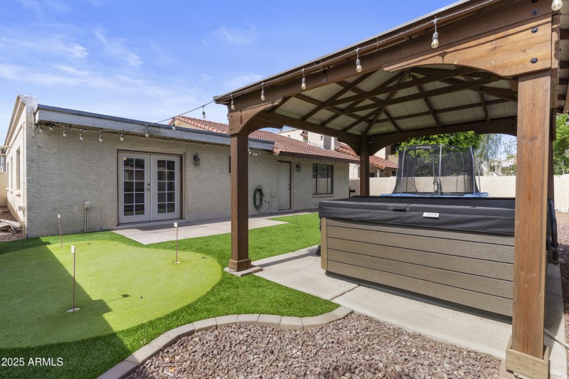 Putting Green & Hot Tub