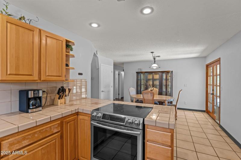 Dining room to the pool/patio