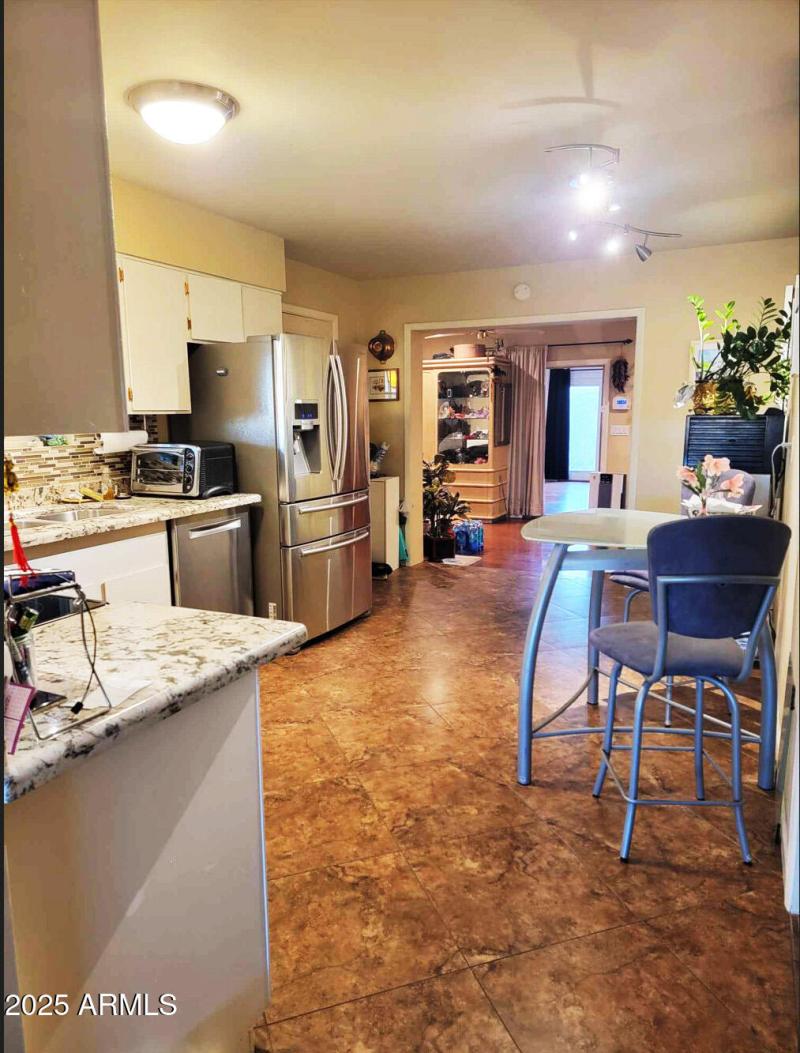 5301 V kitchen from living room porce