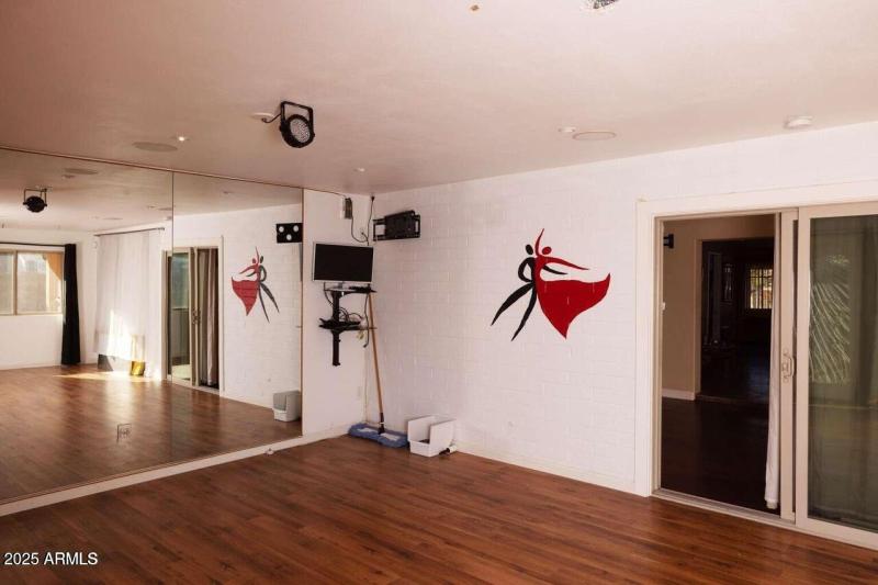 red black dancer wall 5301 studio