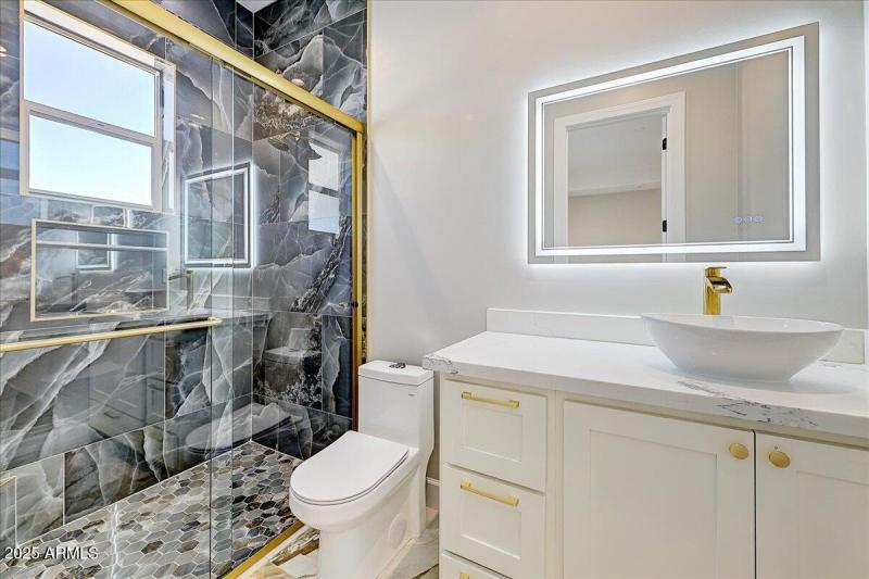 19-Second Suite Bathroom