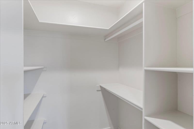 19-Walk in Closet