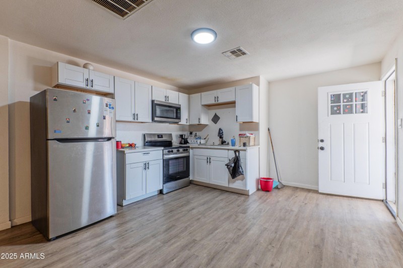 2608_w_pierson_st_14