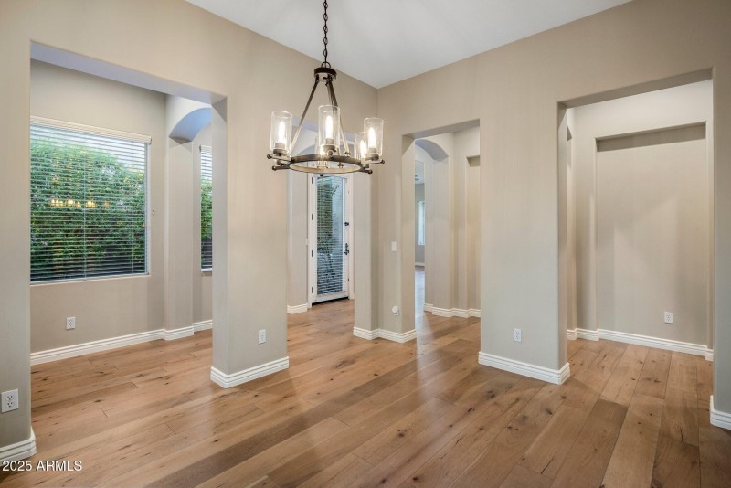 014_Dining wCourtyard View Access