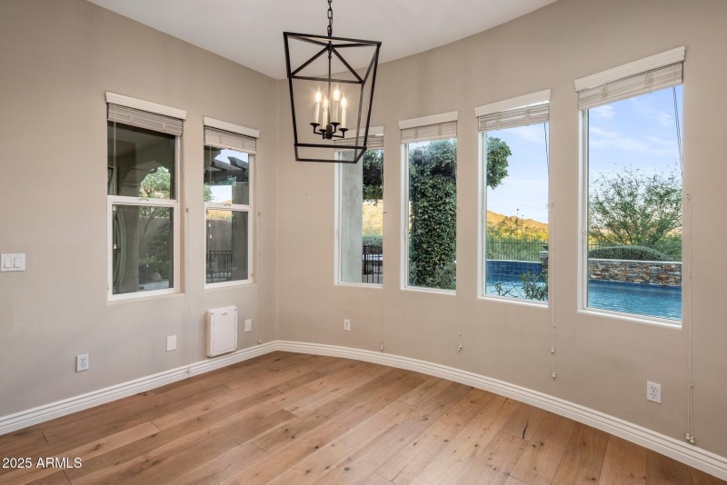 019_Breakfast Nook wViews