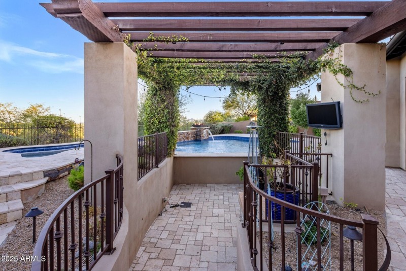 051_Swim Up Bar Access